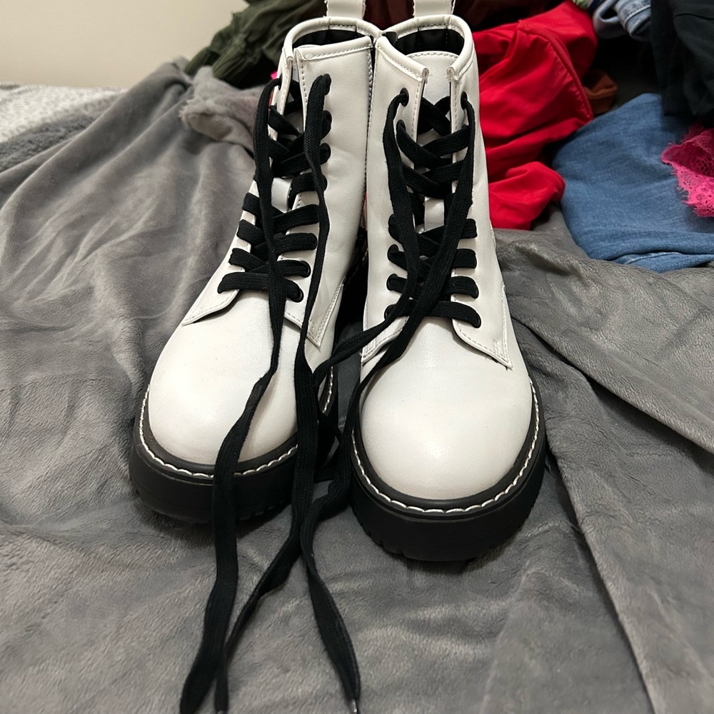madden girl white boots size 6.5 in woman’s